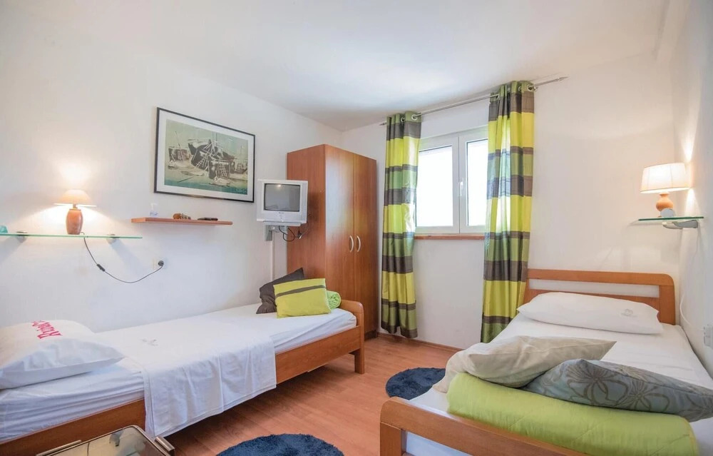 Holiday Home Sucuraj 06