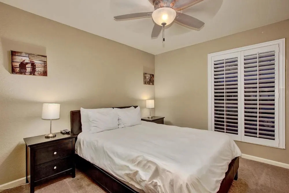 SLS Kathleen Amazing Location with FREE Heated Pool, Spa, Pool Table &