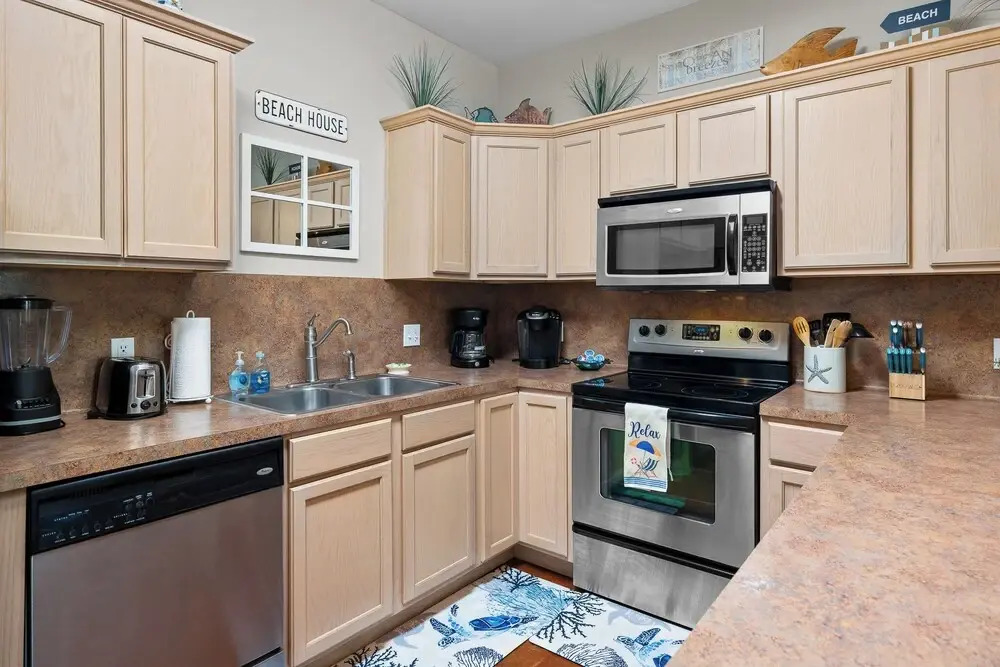 Sunny Townhome w/ Pool Access ~ 1 Mi to Beach