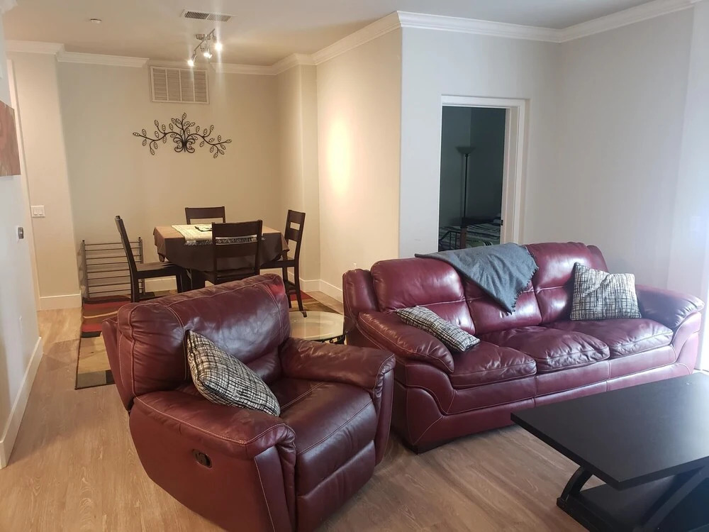 Yes it s Right 2 Suites and 3 Baths in the Heart of San Diego FB2
