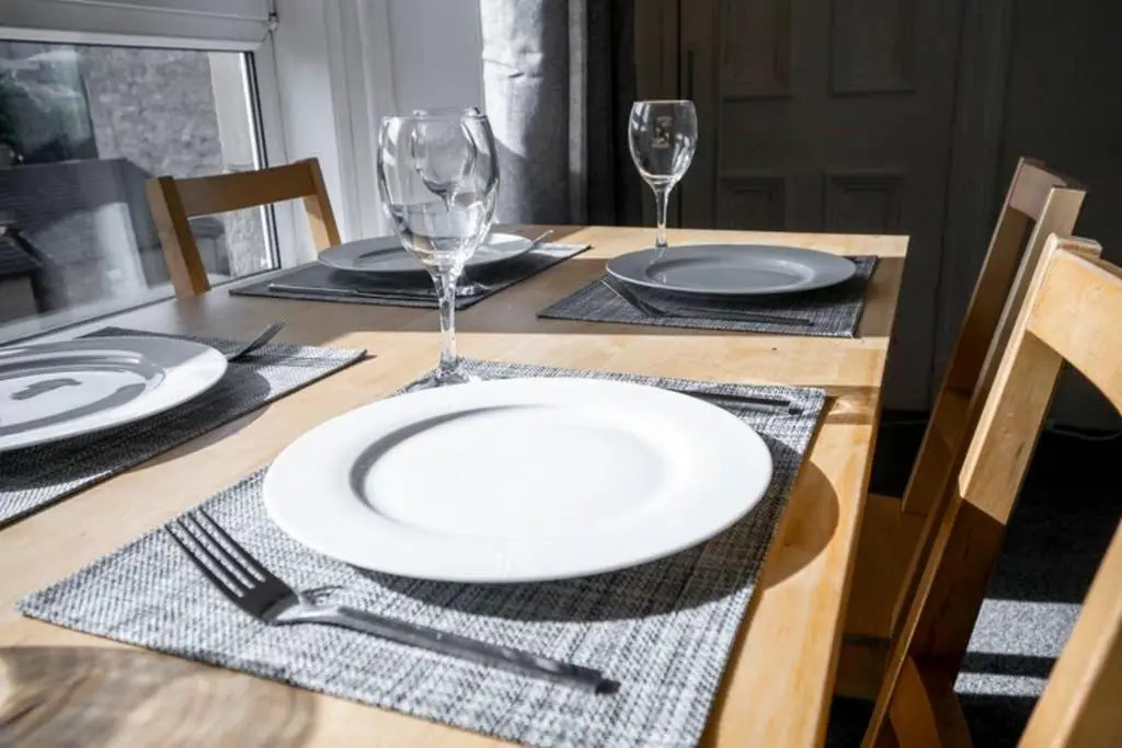 ☆ Bright, 2 Bedroom West End Apartment ☆