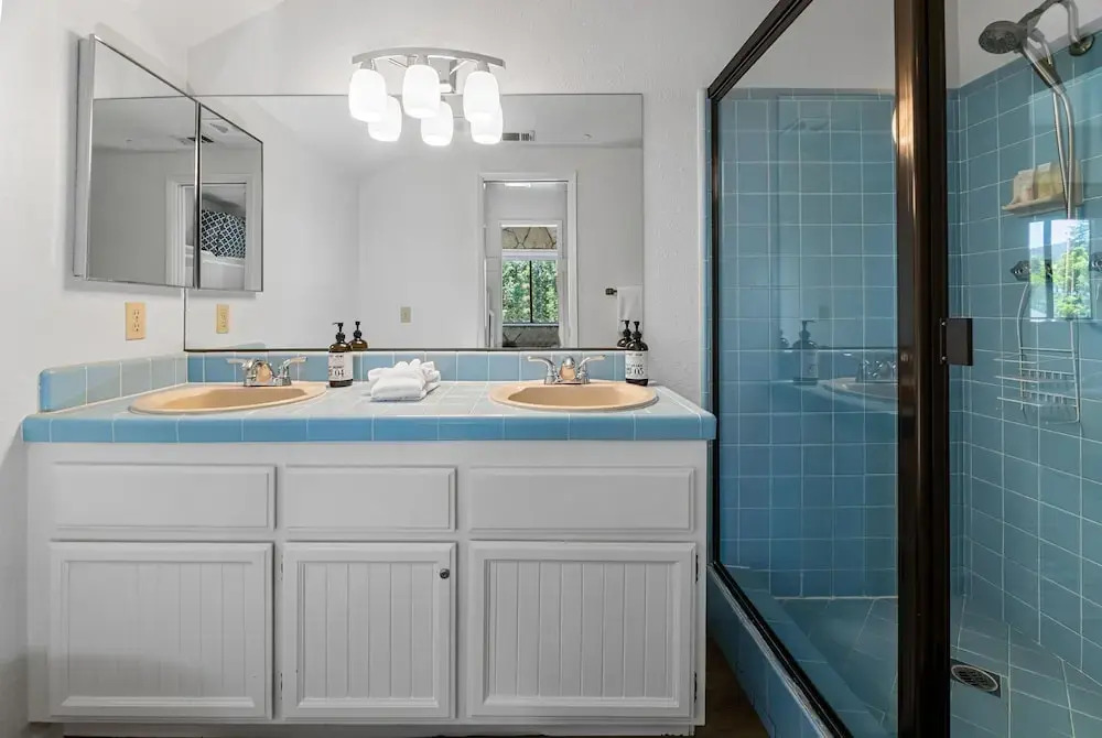 Tennis Courts and Swimming Pool - Delightful Mountain Sanctuary