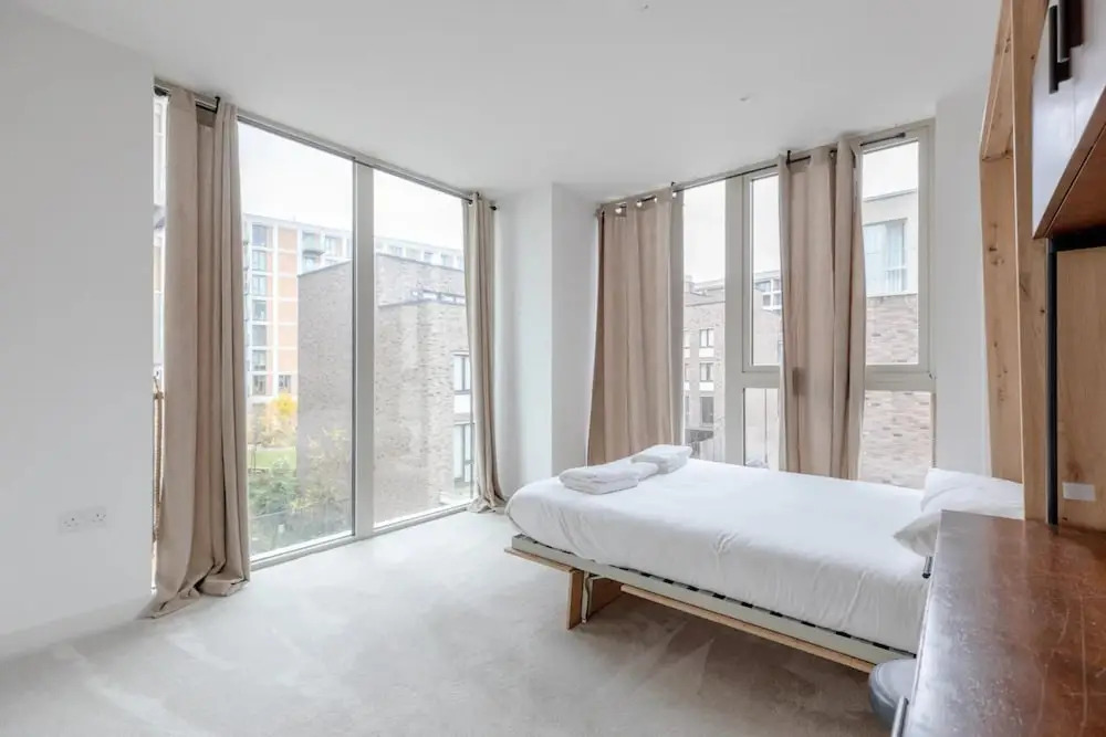 Charm & Convenience 3 Bed Near Excel London