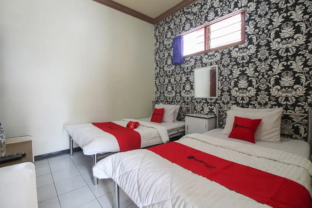 RedDoorz near Sarangan Lake