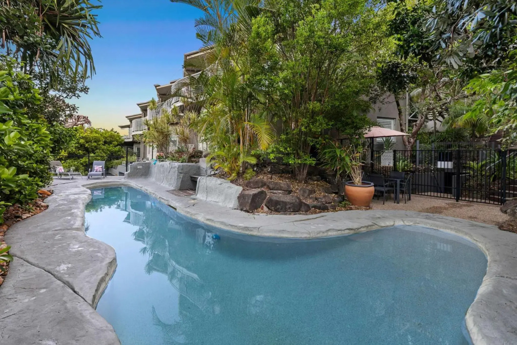 Unit 9 Fantastic Holiday Apartment in Sunshine Beach Stunning Views Opposite Beach Access