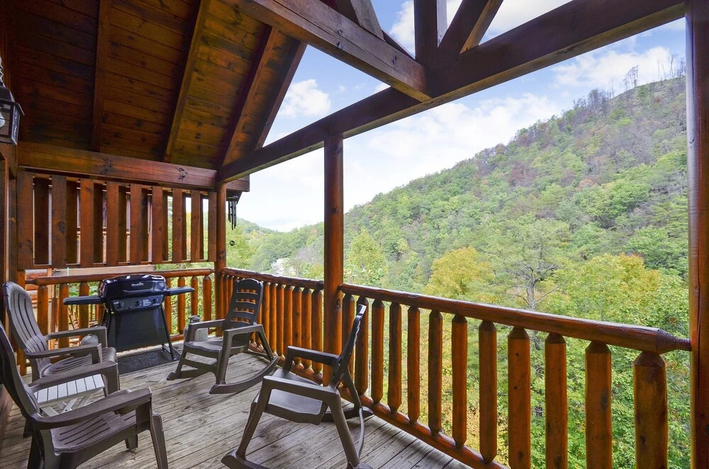 Spacious Cubby Bear Cabin with Private Hot Tub by Redawning