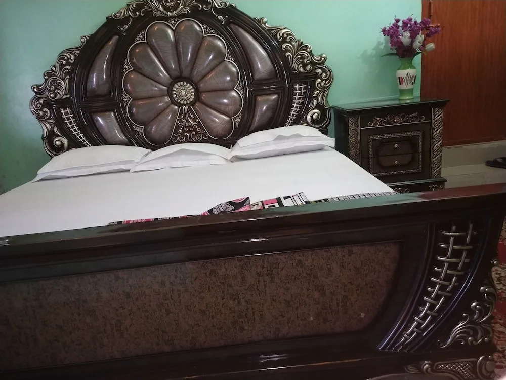 Royal Guest House & Service Apartment