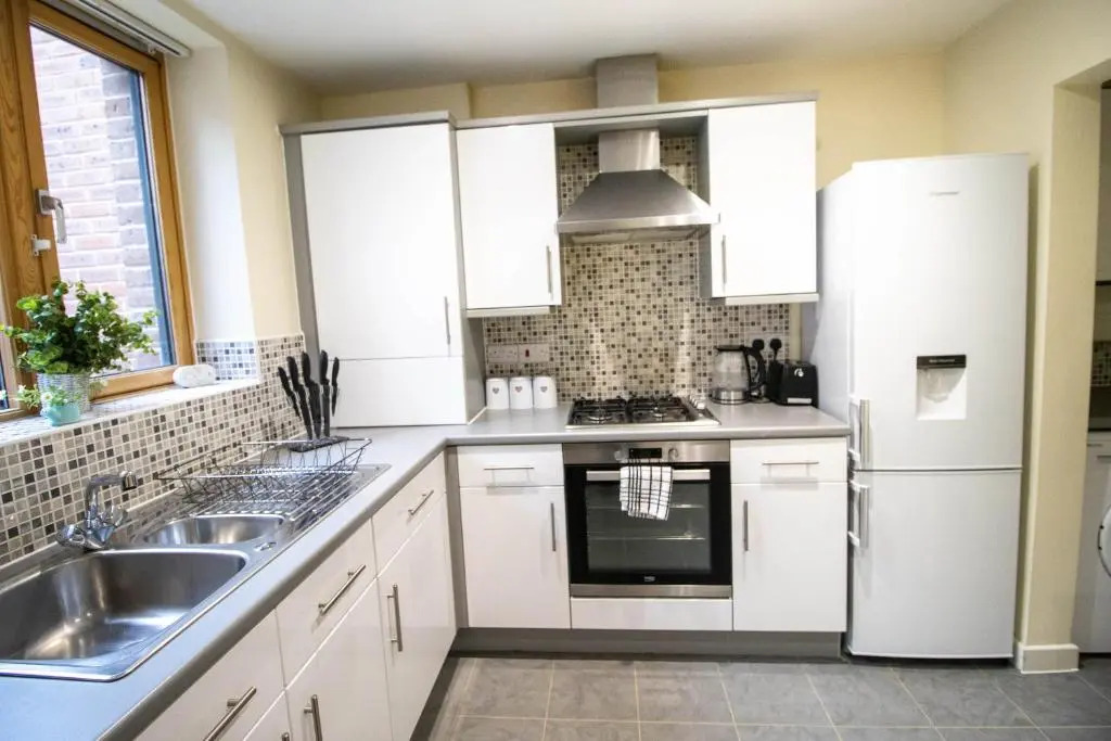 Large Modern Contractor House with Balcony & Private Parking - CMK by Comfy Workers