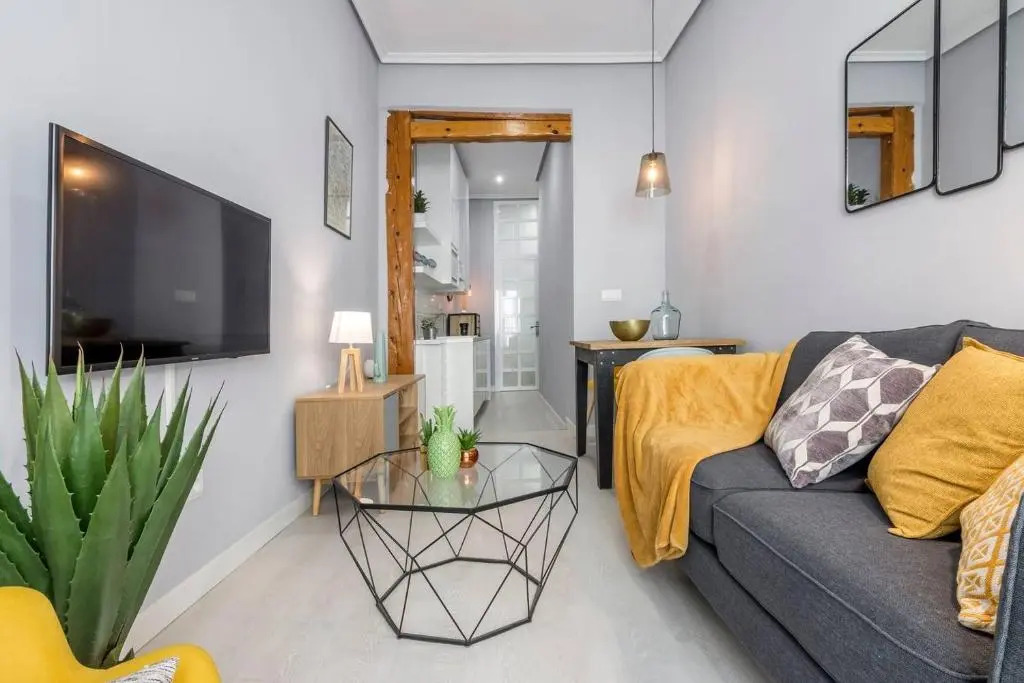 Flaring New Apartment next to Gran Via by Batuecas