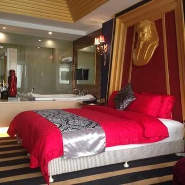 Yuebanwan Hotel (Fat Donglai at Xuchang Railway Station)
