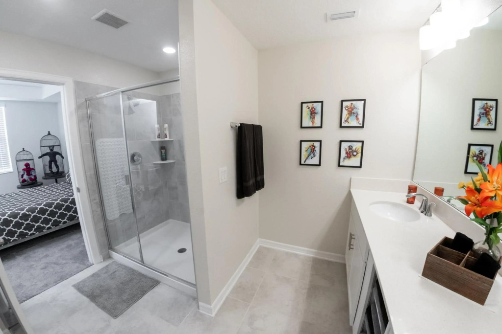 H - New 2 Bedroom Condo - 5 Miles to Disney - Free Water Park