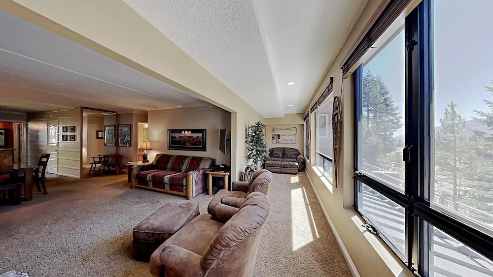 Two Bedroom Units at 1849 Condos with 3 Hot Tubs & Slopeside