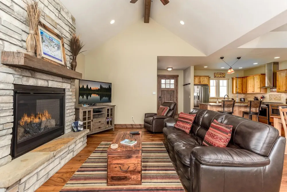 New Listing! Mountain-view Lodge W/ Fireplace And Hot Tub 4 Bedroom Cabin