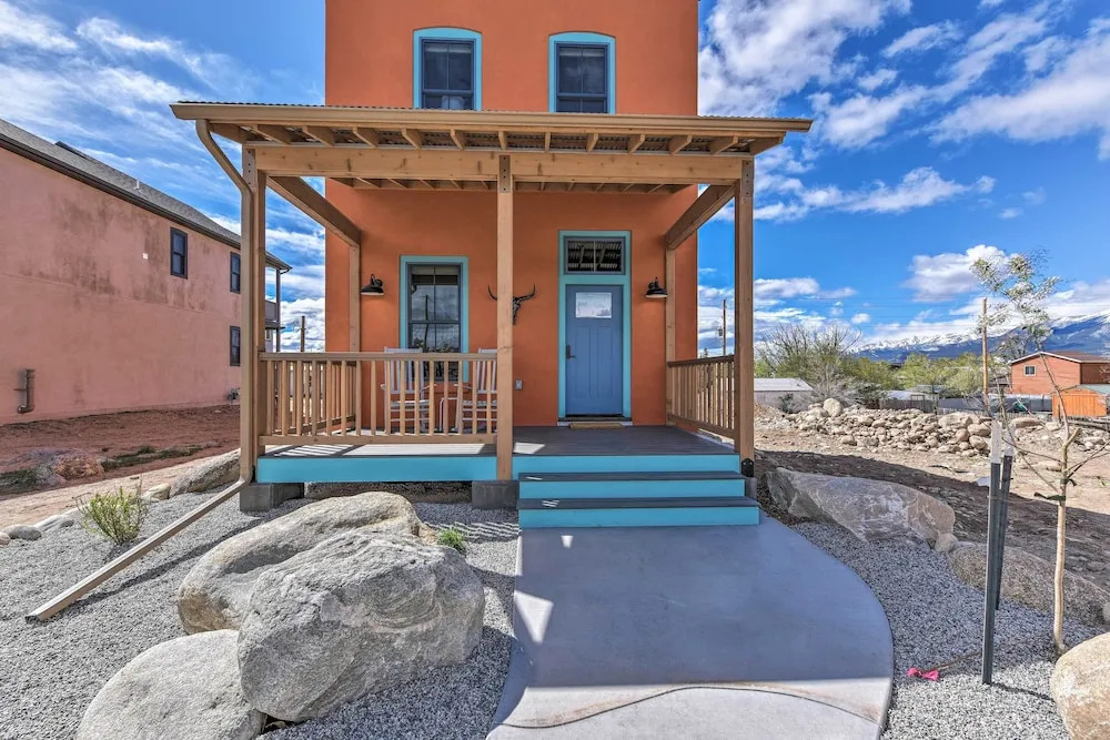 Buena Vista Home w/ Mtn Views, Walk to Main St