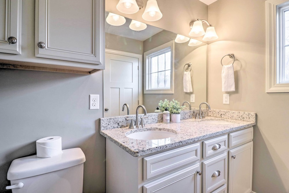 Modern Black Mountain Cottage: 17 Mi to Asheville!