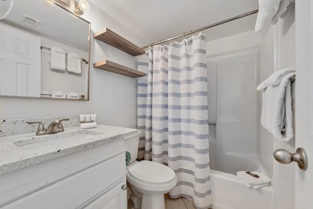 1br/1ba Sleeps 4 Near Beach w/ Breathtaking Ocean Views