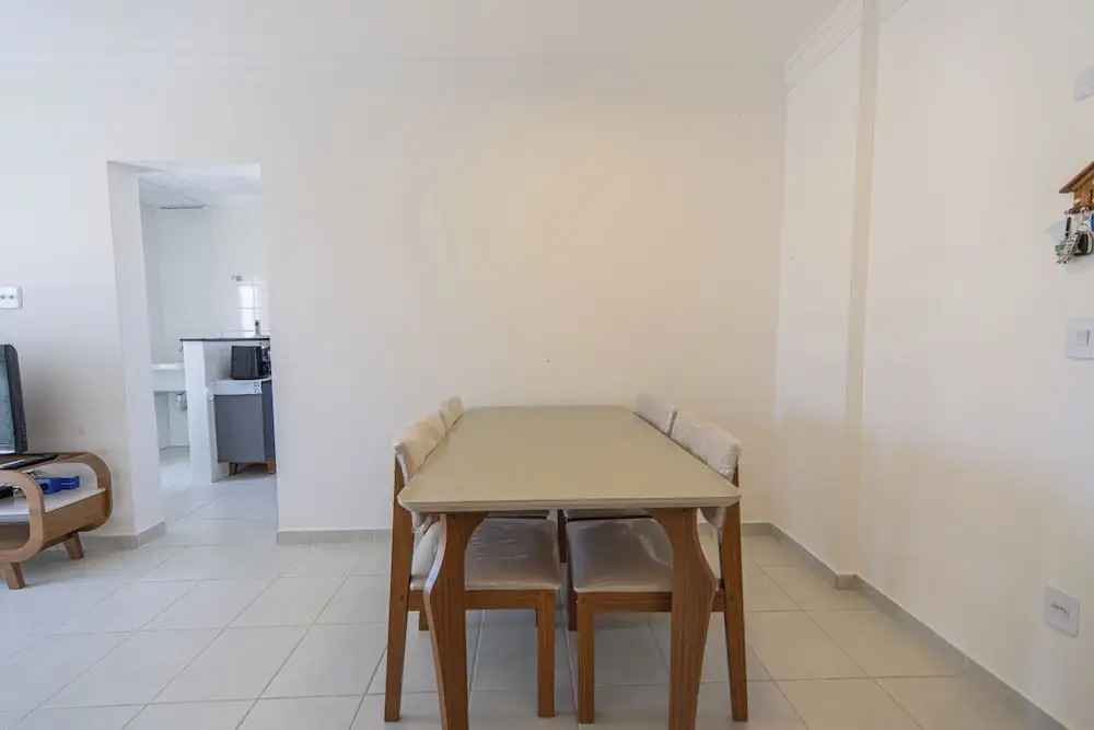 Apto com Ar e 2 Dorm na Vila Mirim Perto da Praia