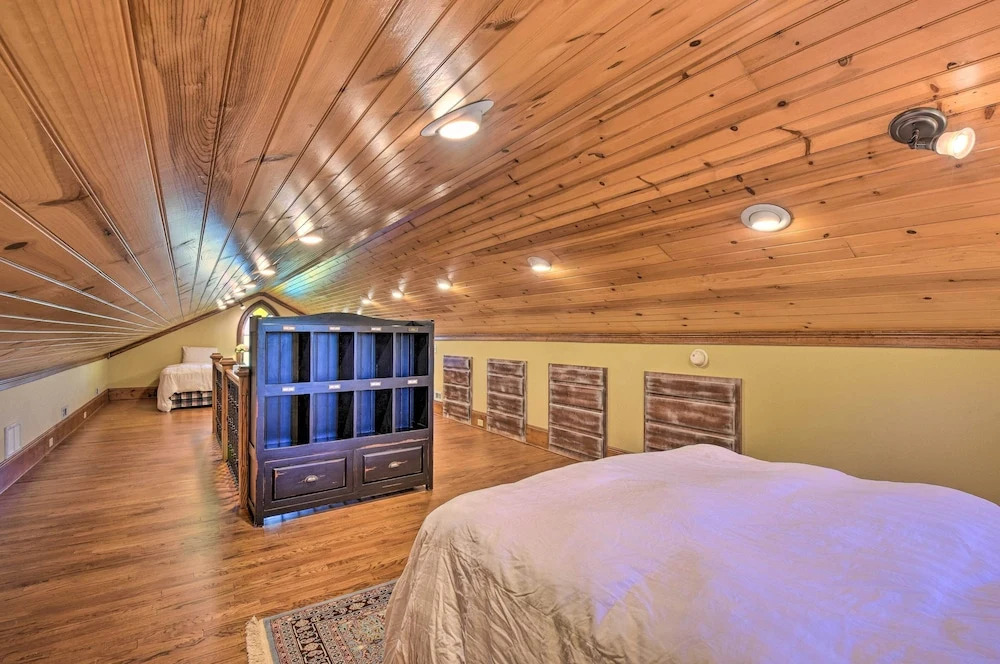 Clarkesville Ranch Cabin w/ Screened-in Porch!