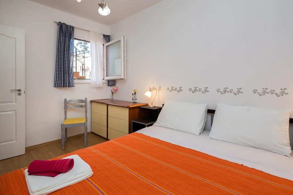 2 - Modern Apartment With Garden, 80m From Beach