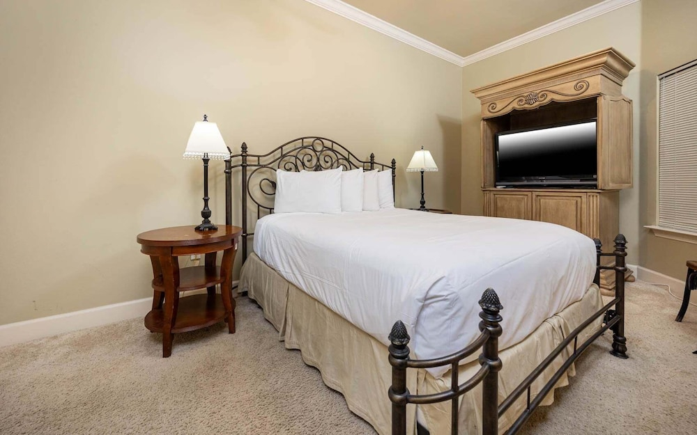 Phoenix West 1903 3 Bedroom Condo