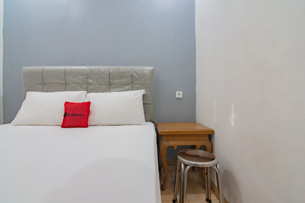 RedDoorz near Prujakan Station Cirebon