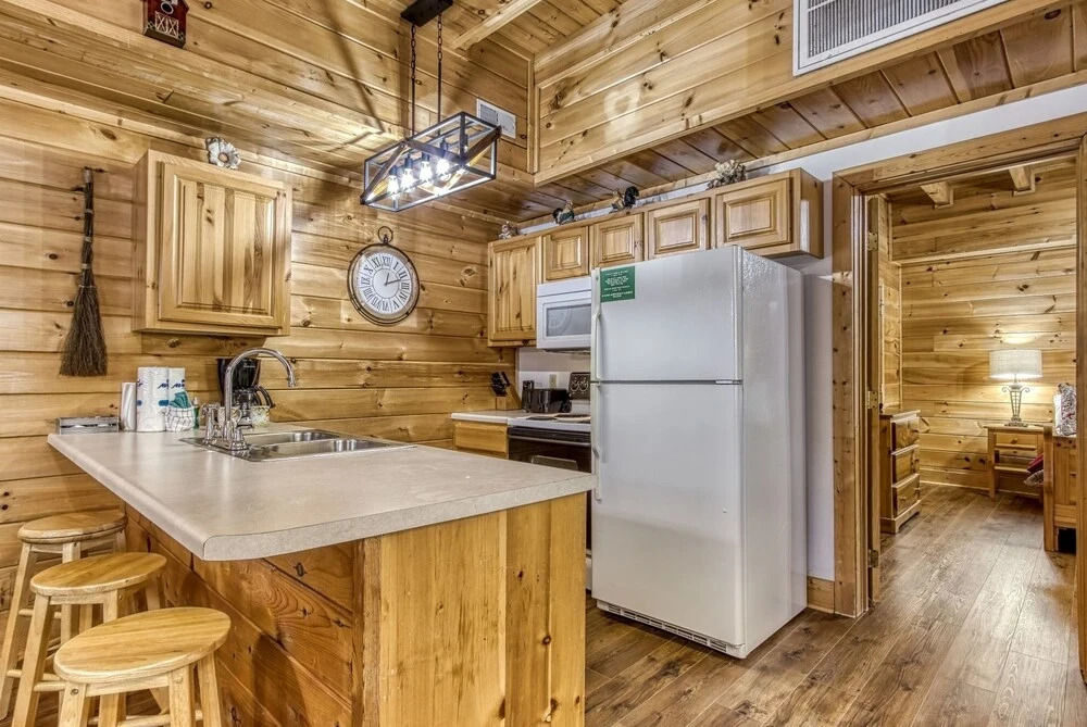 ER316- Black Bear Hideaway Great location- Close to town cabin