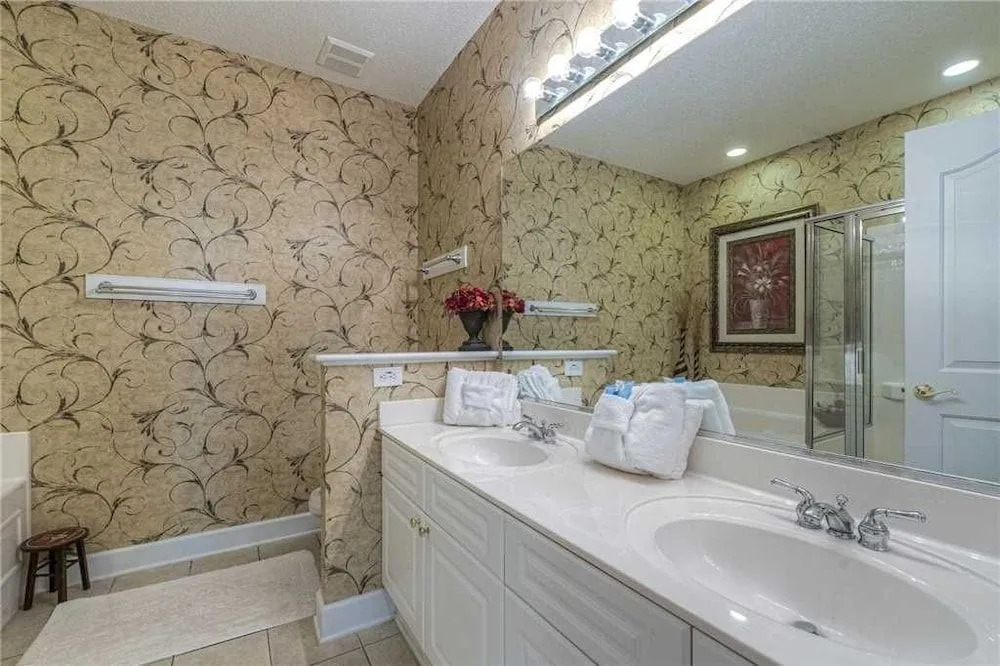 Greenbriar 314 2 Br condo by RedAwning
