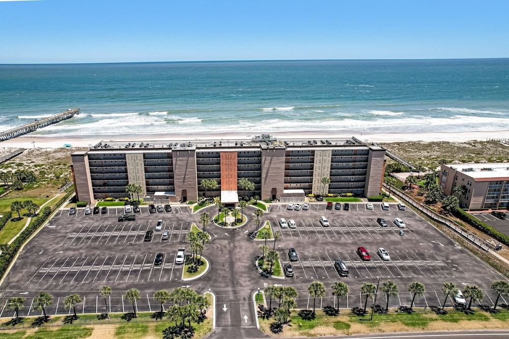 5th Floor 3 Bed 2 Bath Oceanfront Condo Sleeps 6, Renovated Oceanfront Balcony & Pool