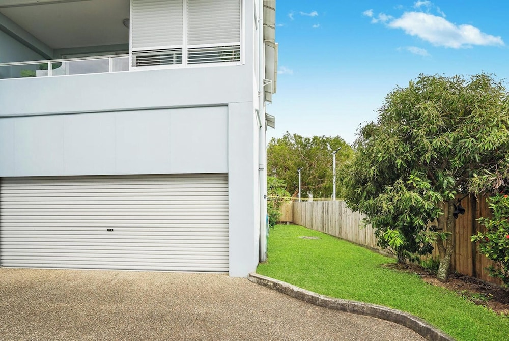 Stylish 4-bed Townhouse With Panoramic Ocean Views