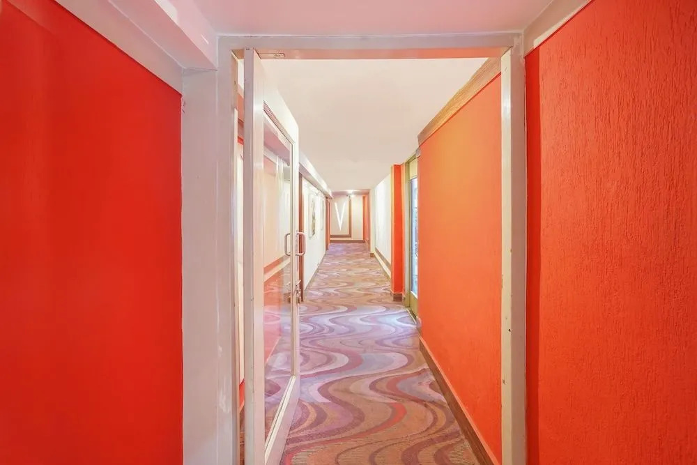 Capital O 29124 Royal Palms Hotel