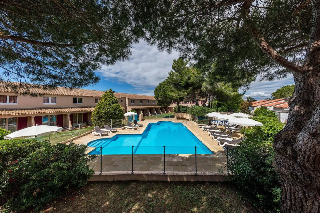 Artemia Aigues-Mortes - Hôtel avec piscine - Bornes électriques - Parking privé - Local vélo-moto
