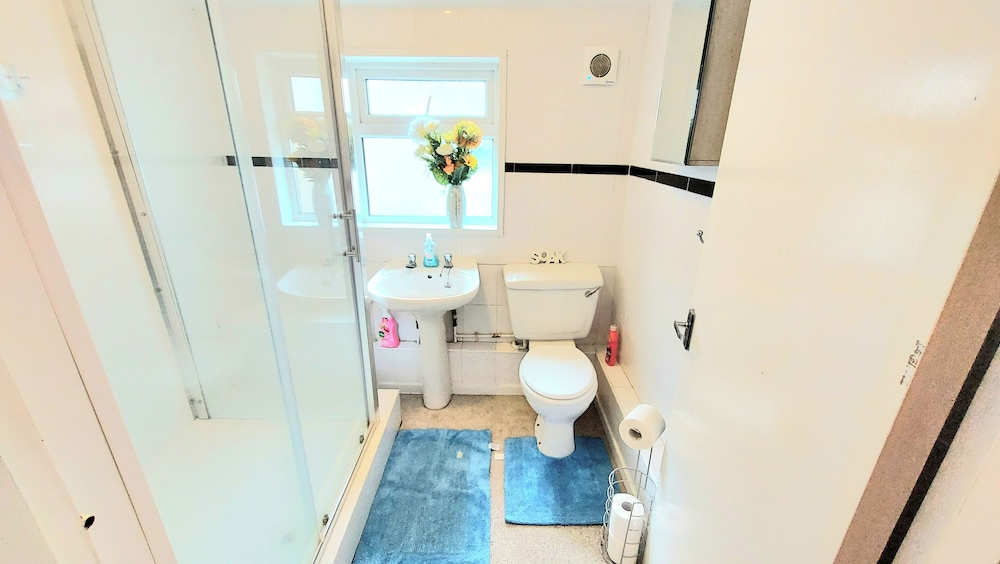 5Br House-sleeps12-garden-familyfriendly