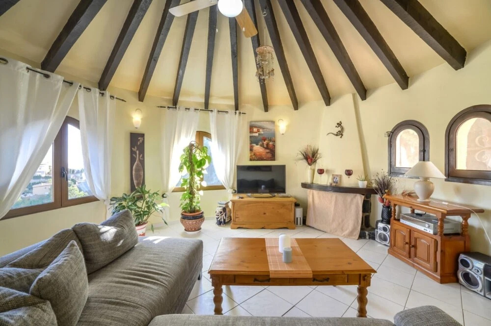 Villa - 4 Bedrooms with Sea views - 104991
