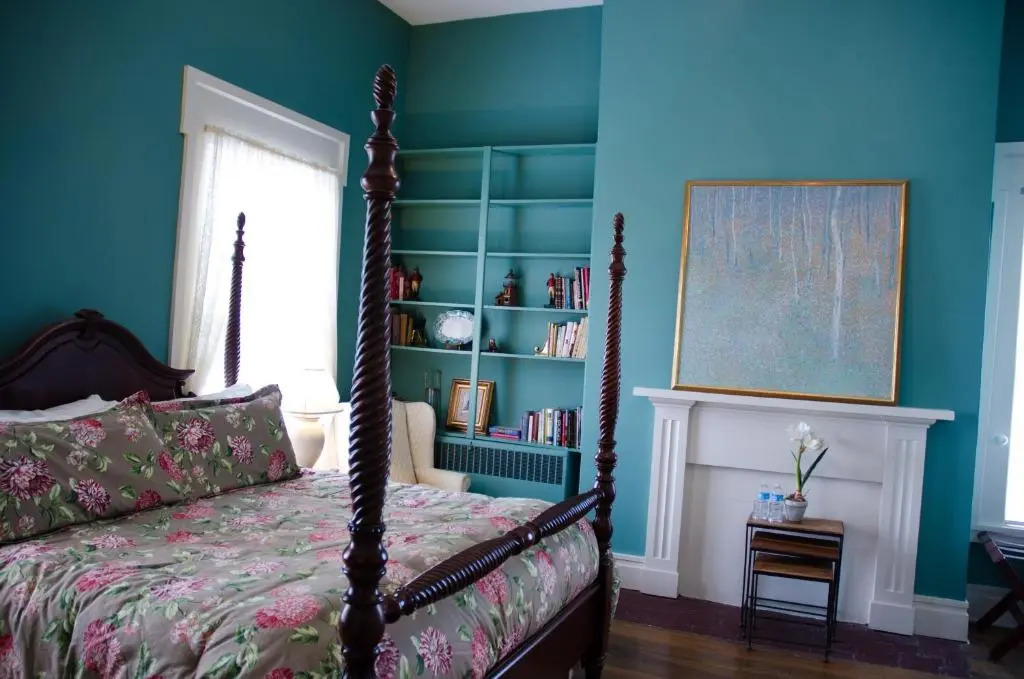 Bourbon Manor Bed & Breakfast Inn