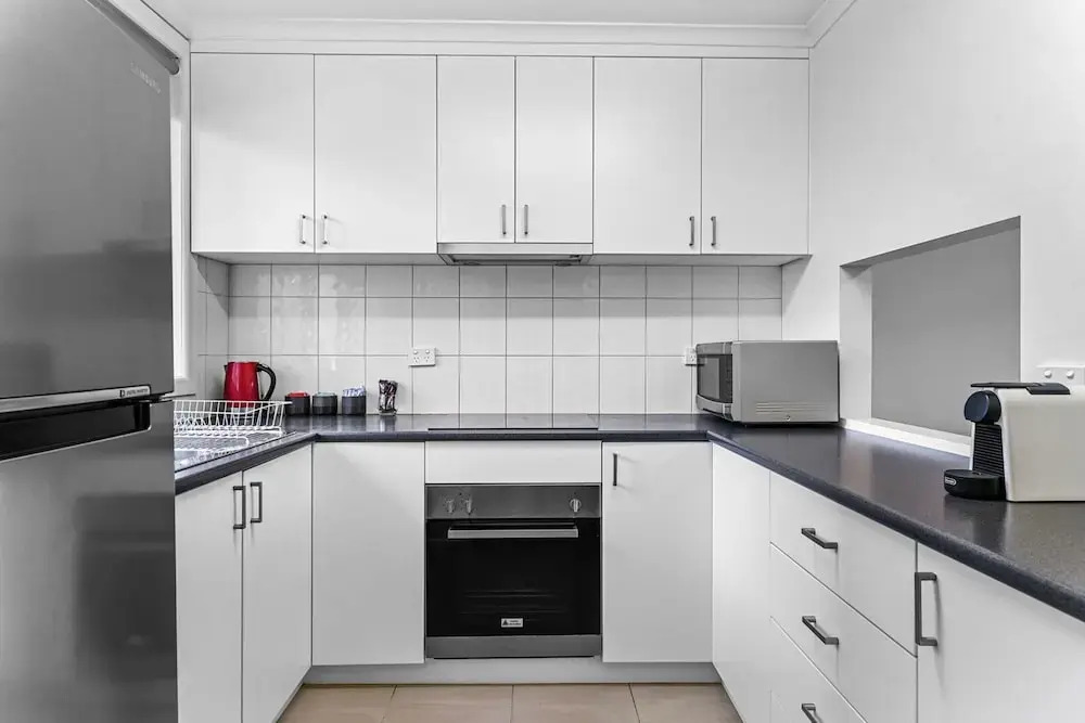 2-bed Townhouse Retreat in Sandy Bay With Parking