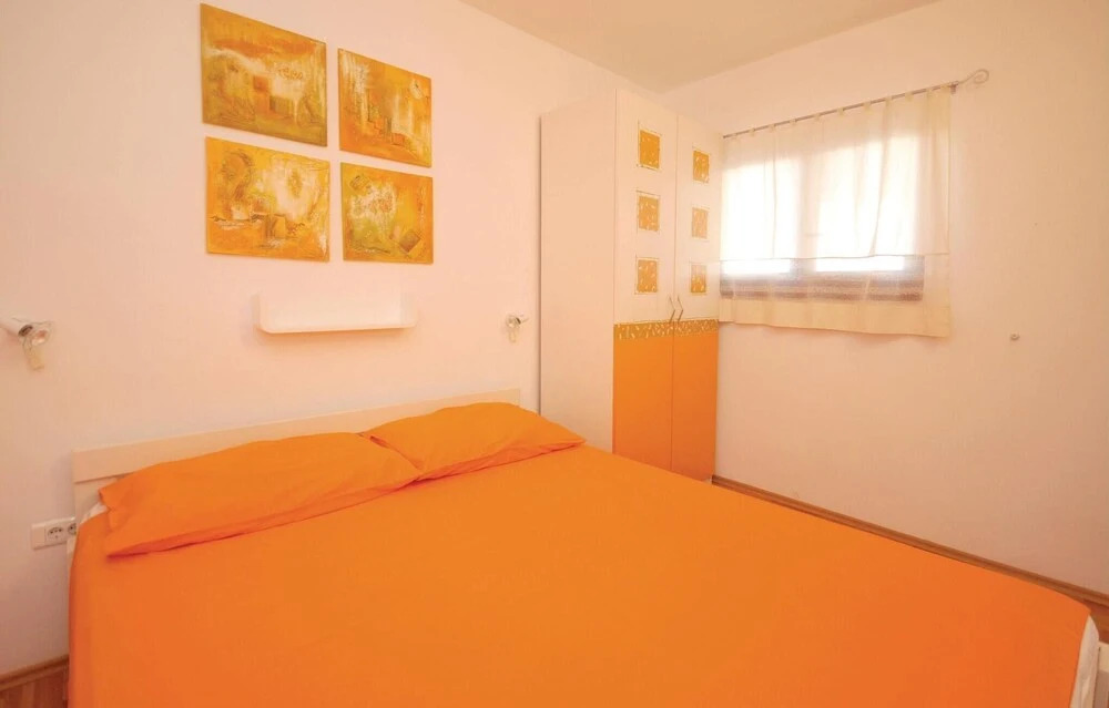 Beautiful Home in Okrug Donji With Wifi and 7 Bedrooms
