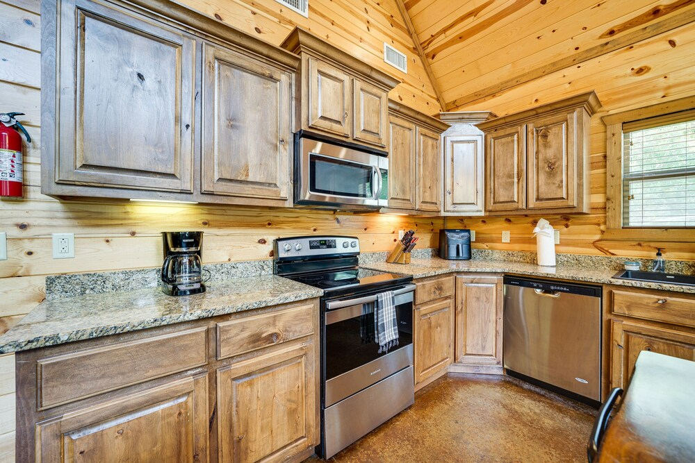 Hot Tub & Fire Pit at Broken Bow Cabin!