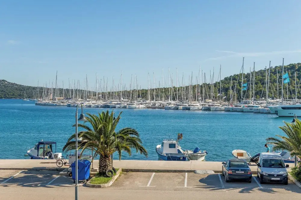 Seafront apt With Terrace, 4 Bedrooms and Mooring
