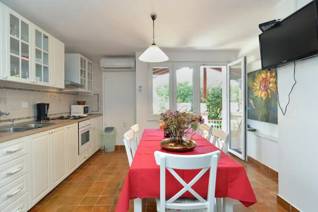 House Vlade 1219