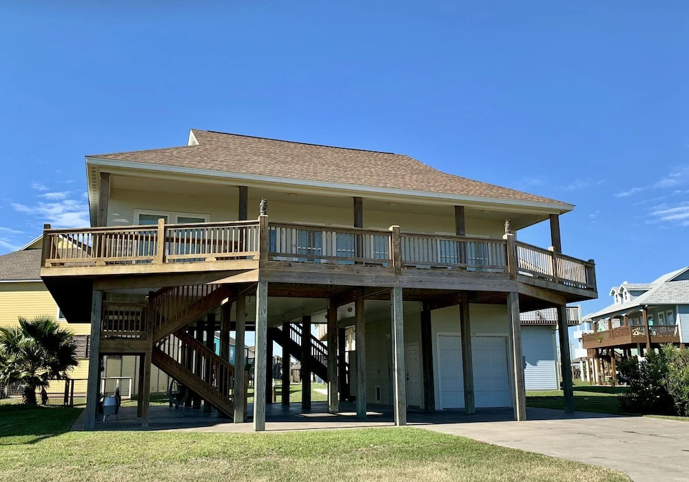Best Little Shorehouse 3 Bedroom Home by RedAwning
