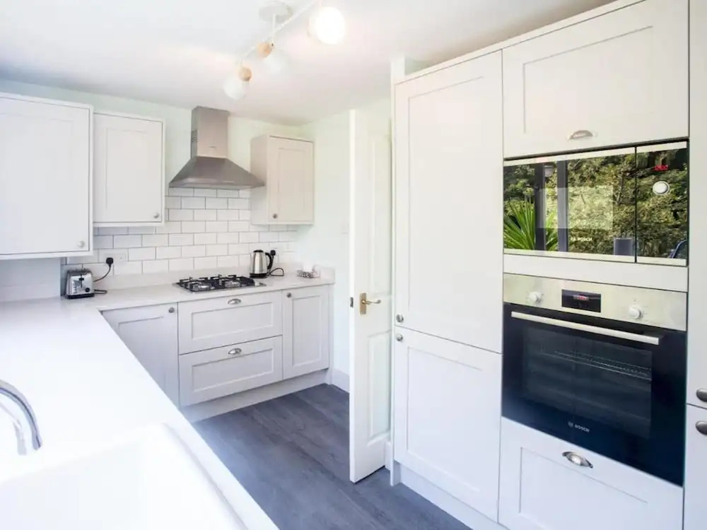 Sunny and Bright 1 Bed Apartment in London