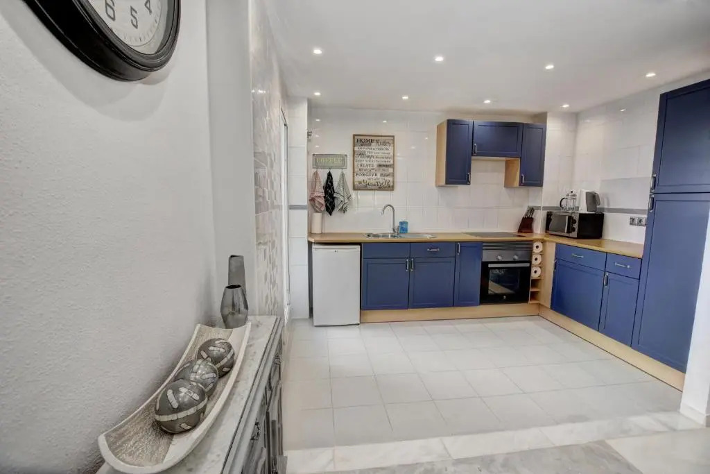 TIMON II, Luxury 3 bedroom Beachside Apartment