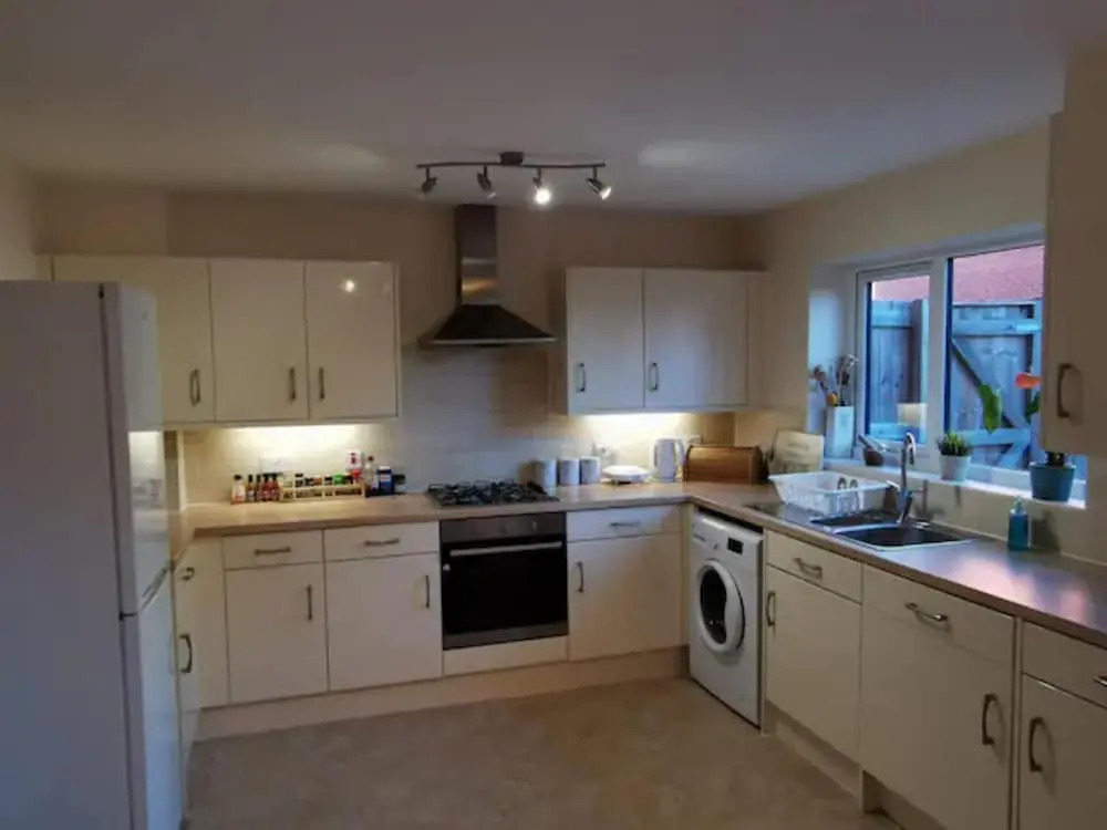 Entire 3 Bedroom House Manchester Free Parking