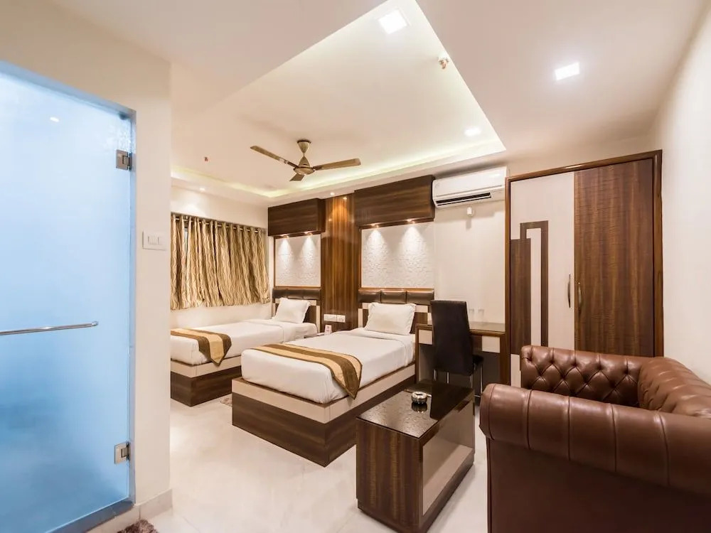 Capital O 9390 Golden Afreen