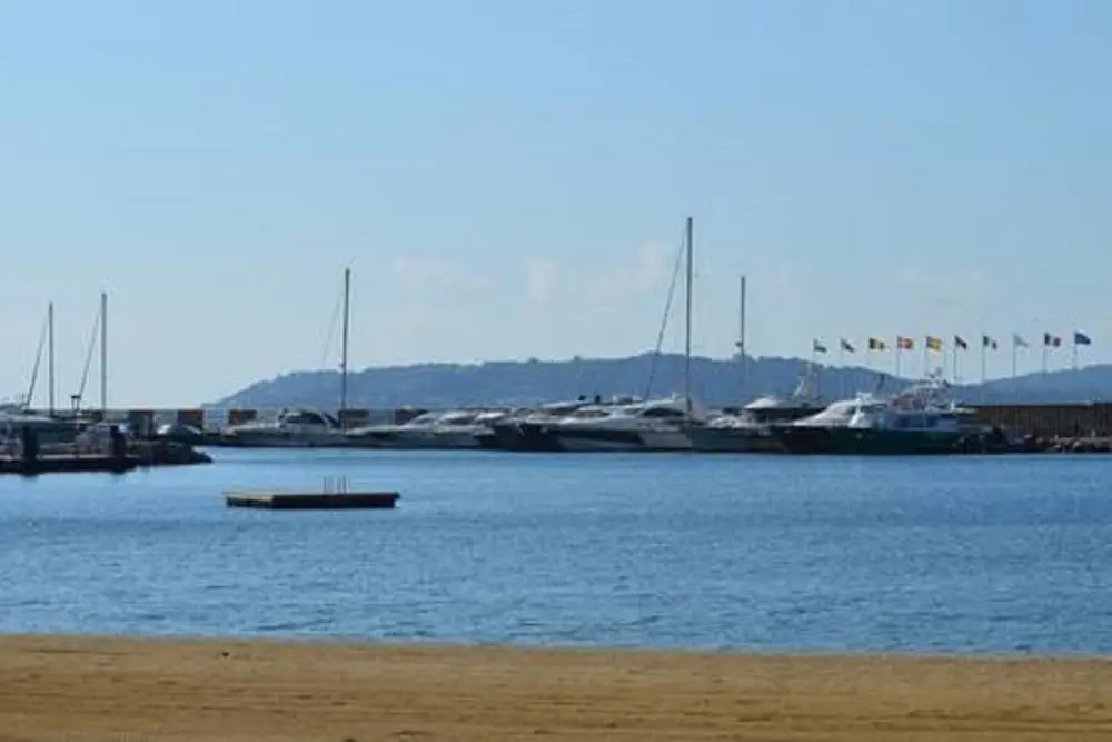 Deux Pièces 70 m² Climatisé, Avec Terrasse, Proximité Bord de mer
