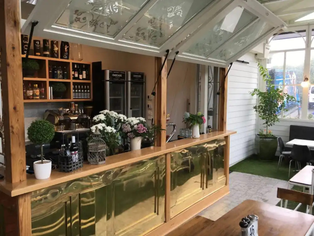 Oscars Hotel and Cafe Bar