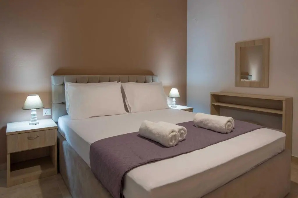 Comfy Central 1 Bedroom Apt with Terrace and View