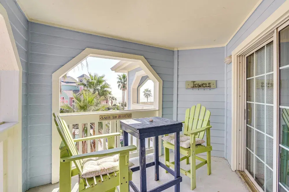 Walk to Babe's Beach! 3rd-floor Condo w/ Pool