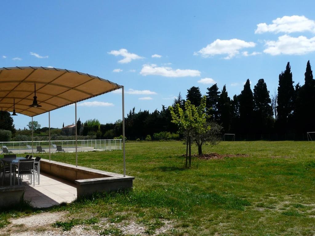 air-conditioned family house with fenced pool in fontvieille in the alpilles, sleeps 8