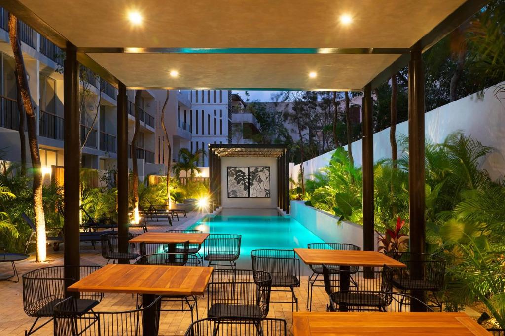 Studio wterrace, hammock, and pool access